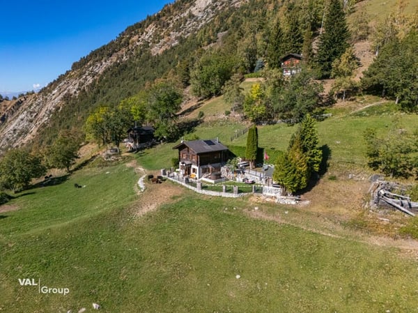 Seltenes Bijou über dem Rhonetal: Off-Grid-Chalet mit Traumaussicht 21