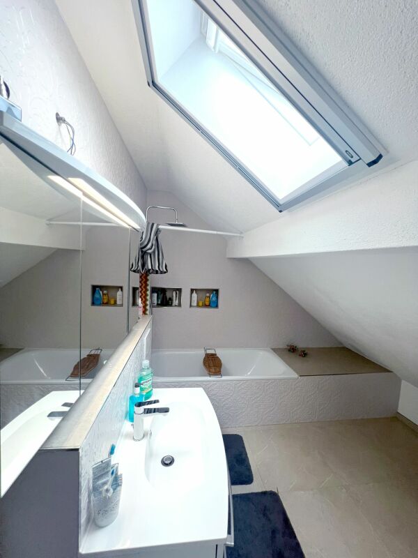 Bijou mit ausgebauter und fertiggestellter Wohnung