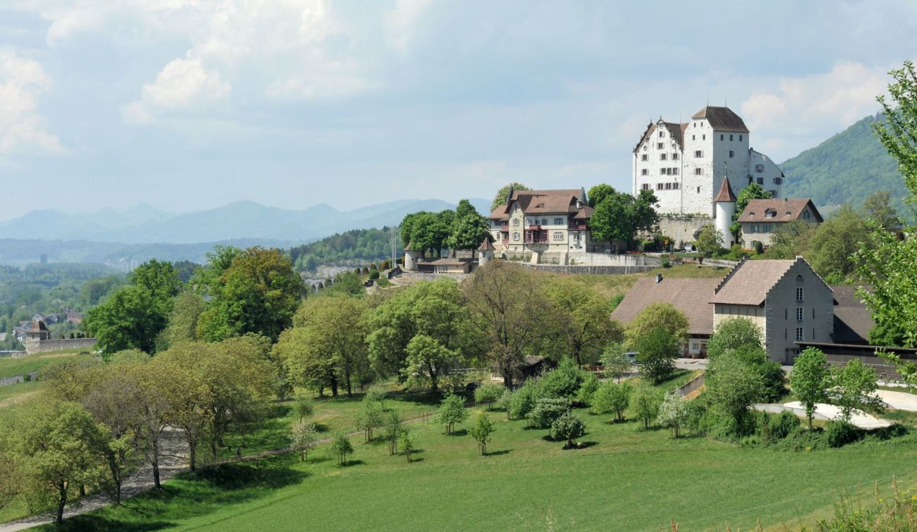zu vermieten exklusive 4.5 Zi-Mietwohnung mit Blick auf Schloss Wildegg