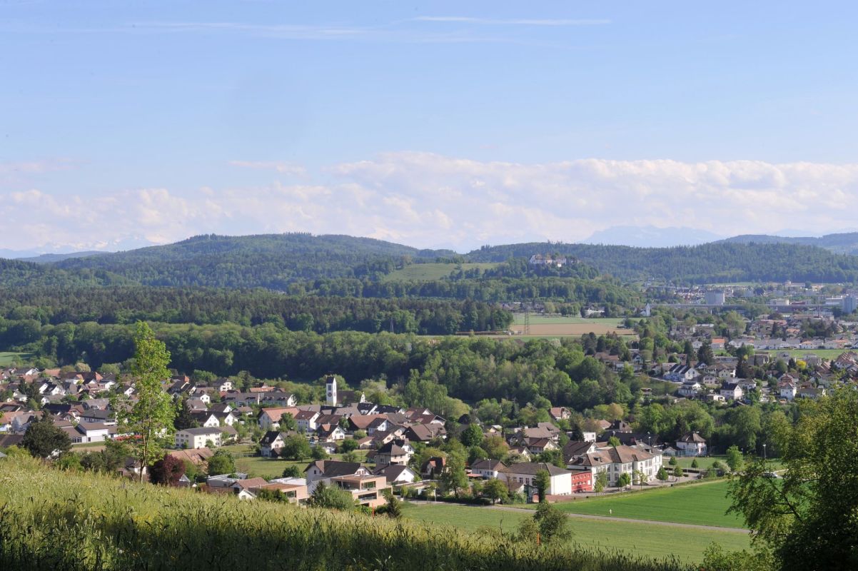 zu vermieten exklusive 4.5 Zi-Mietwohnung mit Blick auf Schloss Wildegg