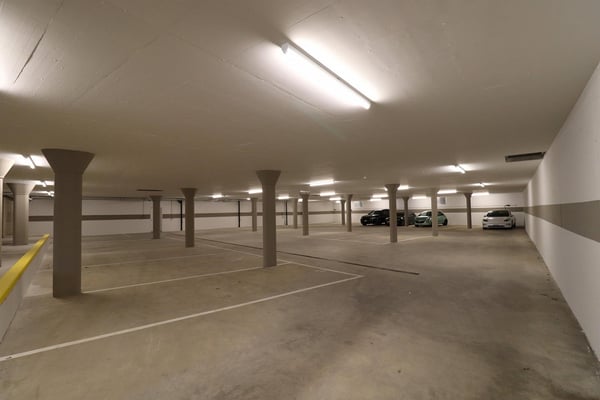 Grosszügige Einstellplätze 1