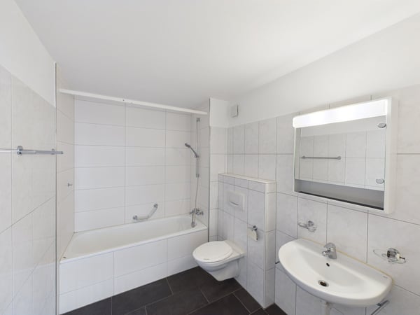 Renovierte 4.5-Zimmer-Wohnung mit Balkon und schöner Aussicht 12
