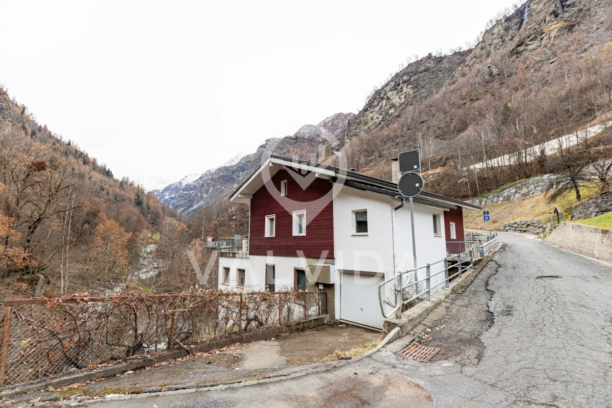 Proprietà commerciale polivalente - ex falegnameria a Kalpetran