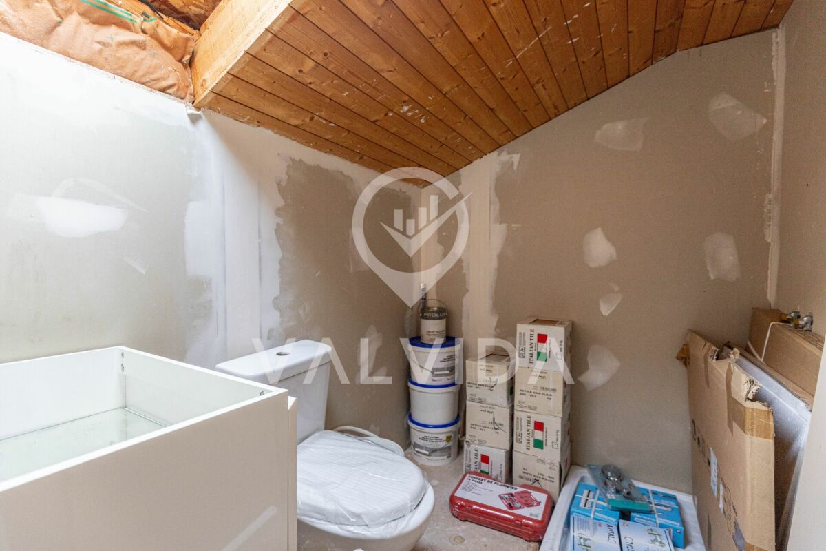 Immobile polivalente con potenziale di ampliamento in una zona tranquilla di Kalpetran