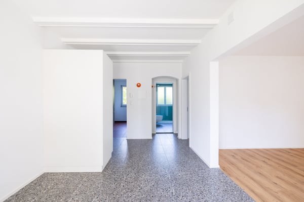 Erstbezug nach Kernsanierung: 2.5-Zimmerwohnung an ruhiger und zentraler Lage mit Aussenparkplatz 13