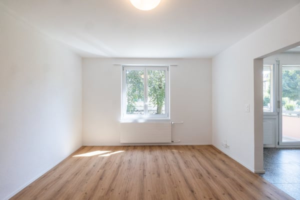 Erstbezug nach Kernsanierung: 2.5-Zimmerwohnung an ruhiger und zentraler Lage mit Aussenparkplatz 3