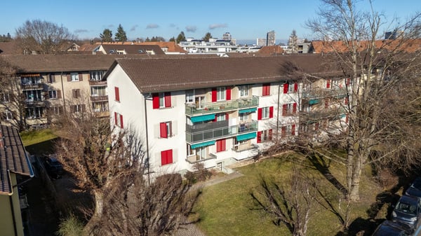 Erstbezug nach Kernsanierung: 2.5-Zimmerwohnung an ruhiger und zentraler Lage mit Aussenparkplatz 1
