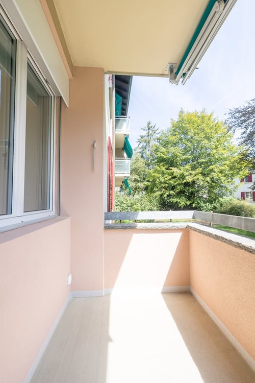 Erstbezug nach Kernsanierung: 2.5-Zimmerwohnung an ruhiger und zentraler Lage mit Aussenparkplatz 15