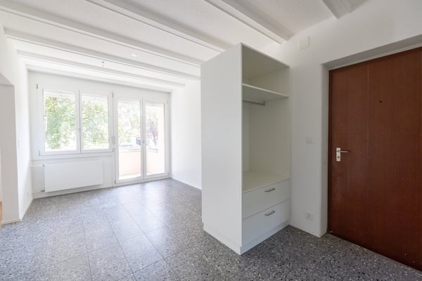 Erstbezug nach Kernsanierung: 2.5-Zimmerwohnung an ruhiger und zentraler Lage mit Aussenparkplatz 12