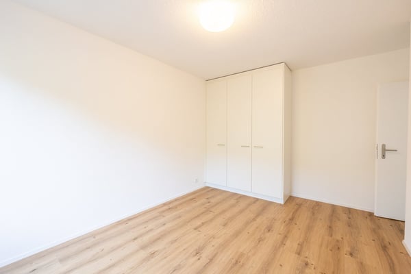 Erstbezug nach Kernsanierung: 2.5-Zimmerwohnung an ruhiger und zentraler Lage mit Aussenparkplatz 6