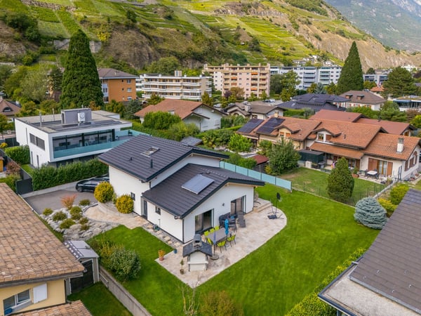 Dans les hauts de la Fusion : propriété rénovée de 450 m² avec surfaces habitables et commerciales 2