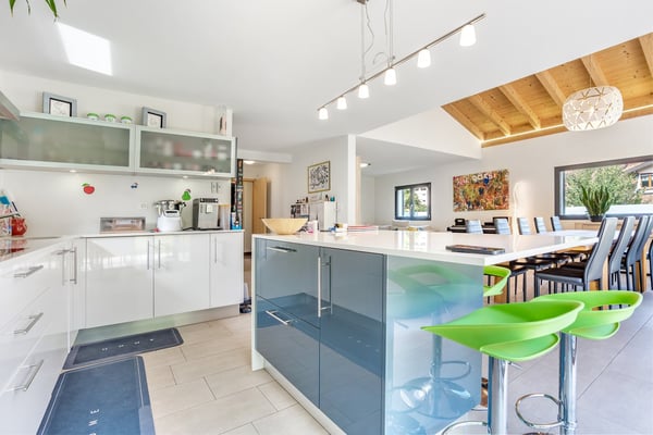 Dans les hauts de la Fusion : propriété rénovée de 450 m² avec surfaces habitables et commerciales 8