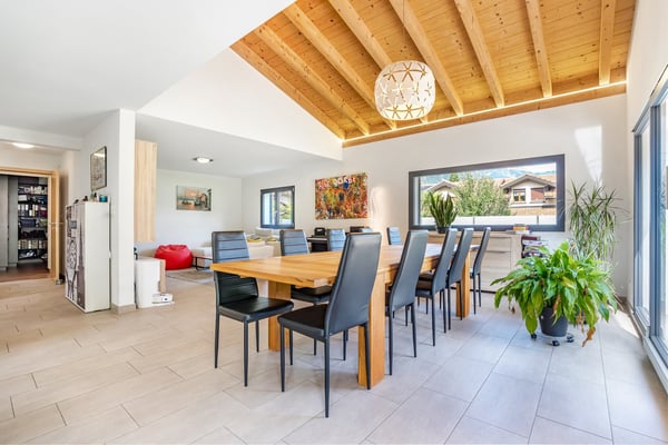 Dans les hauts de la Fusion : propriété rénovée de 450 m² avec surfaces habitables et commerciales 5