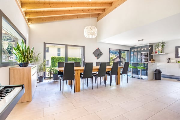 Dans les hauts de la Fusion : propriété rénovée de 450 m² avec surfaces habitables et commerciales 4