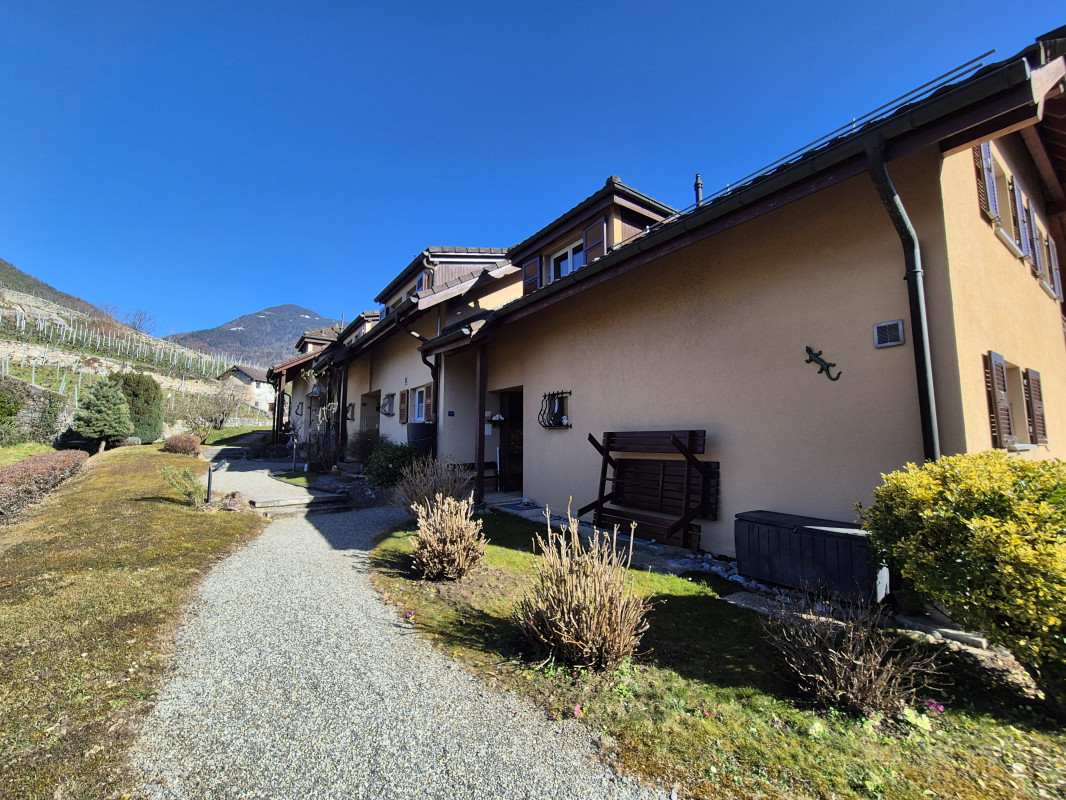 Immobilie in Ollon Vd - Superbe maison mitoyenne rénovée de 4,5 pièces avec terrasse, jardin et garage - Bild 0