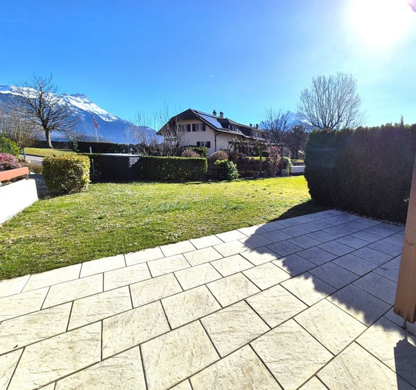Superbe maison mitoyenne rénovée de 4,5 pièces avec terrasse, jardin et garage 3