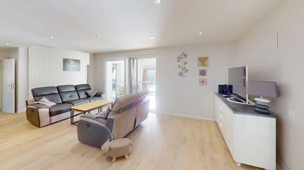 Maison individuelle lumineuse de 4.5 pièces sur un niveau à Fontaines NE 2