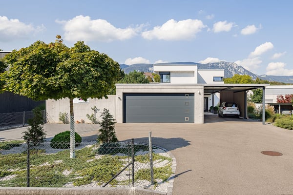 Modernes Einfamilienhaus mit Pool in Solothurn 1