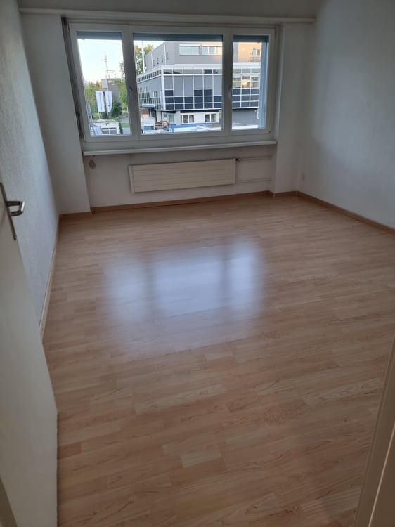 2.5 Zimmerwohnung mit grossem Balkon 11