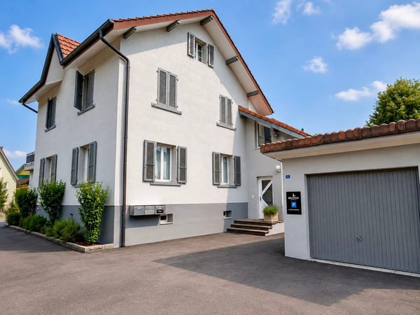 Charaktervolle Liegenschaft mit zwei Wohnungen, angebautem Einfamilienhaus, grossem Garten und Pool 1