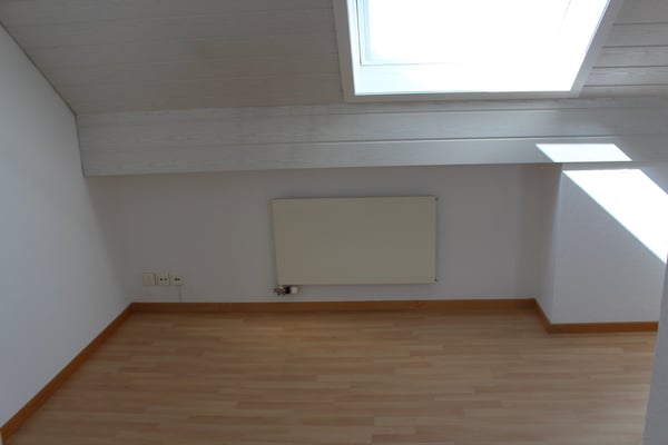 Grosse 4½ Zimmer Dachmaisonette, teilrenoviert mit neuer Küche 12
