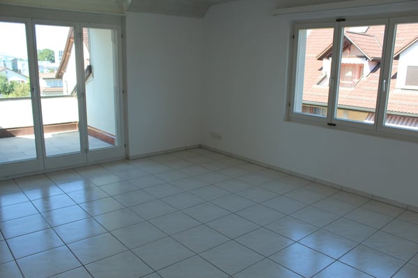 Grosse 4½ Zimmer Dachmaisonette, teilrenoviert mit neuer Küche 2