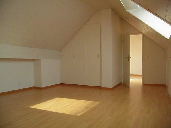 Grosse 4½ Zimmer Dachmaisonette, teilrenoviert mit neuer Küche 10
