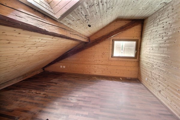 Dans corps de ferme: Grand appartement à finir de rénover 10