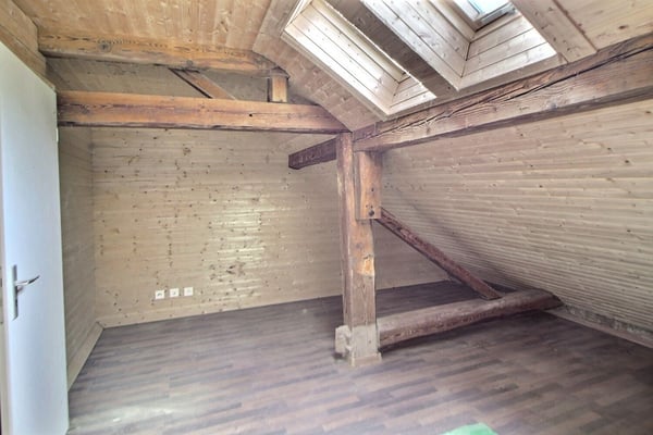 Dans corps de ferme: Grand appartement à finir de rénover 6