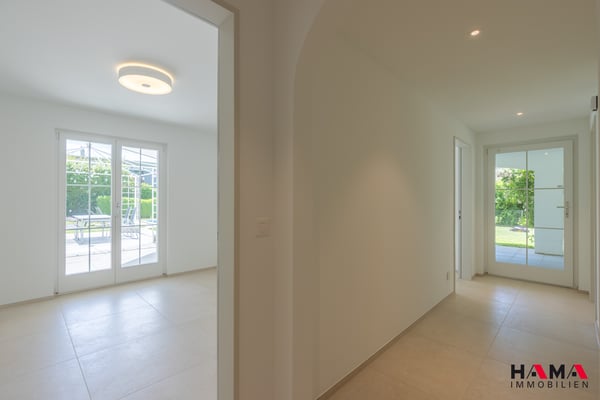 ERSTVERMIETUNG - exklusive 2.5-Zimmer-Einliegerwohnung mit Pool zur Mitbenutzung 5