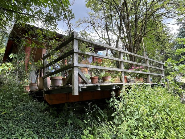 1.5-Zimmer Einfamilienhaus mit einem idyllischen Umschwung, verschiedenen Sitzplätzen + Gartenhaus. 25