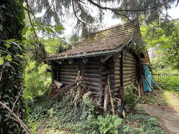 1.5-Zimmer Einfamilienhaus mit einem idyllischen Umschwung, verschiedenen Sitzplätzen + Gartenhaus. 33