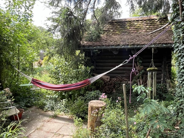 1.5-Zimmer Einfamilienhaus mit einem idyllischen Umschwung, verschiedenen Sitzplätzen + Gartenhaus. 28