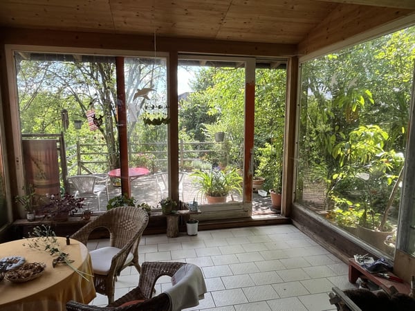 1.5-Zimmer Einfamilienhaus mit einem idyllischen Umschwung, verschiedenen Sitzplätzen + Gartenhaus. 10