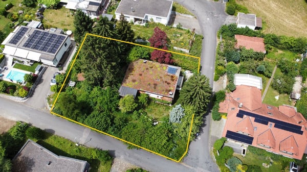 1.5-Zimmer Einfamilienhaus mit einem idyllischen Umschwung, verschiedenen Sitzplätzen + Gartenhaus. 36
