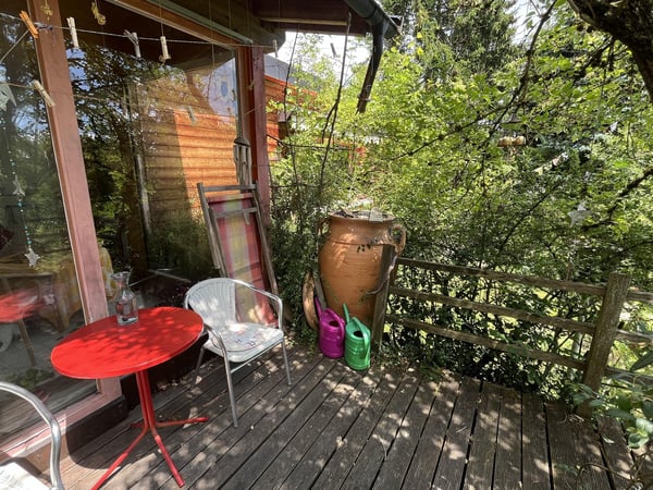 1.5-Zimmer Einfamilienhaus mit einem idyllischen Umschwung, verschiedenen Sitzplätzen + Gartenhaus. 24