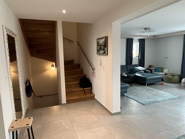 Exklusives Einfamilienhaus mit Einliegerwohnung an ruhiger Hanglange. 10