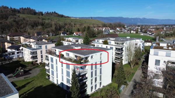 Sonnige 4.5-Zimmer Attikawohnung mit grosser Terrasse und Parkplatz in der Tiefgarage. 1
