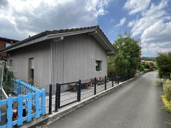 Kleinhaus (2.5 Zimmer, neuwertig) mit Garten an idyllischer Lage im Feriendorf Walde (mit Freibad). 1