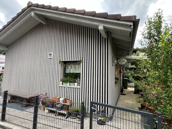 Kleinhaus (2.5 Zimmer, neuwertig) mit Garten an idyllischer Lage im Feriendorf Walde (mit Freibad). 2