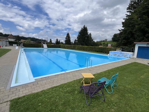 Kleinhaus (2.5 Zimmer, neuwertig) mit Garten an idyllischer Lage im Feriendorf Walde (mit Freibad). 28