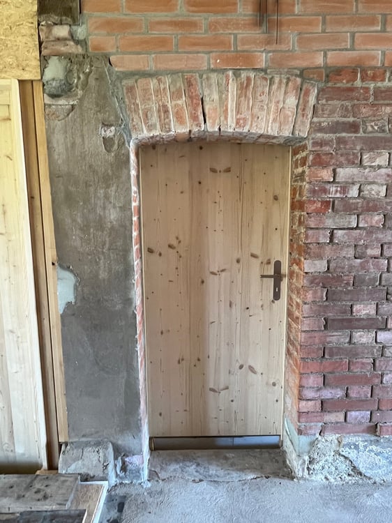 Bauernhausteil zum selber fertig ausbauen an ruhiger Lage mit schönem Garten. 8