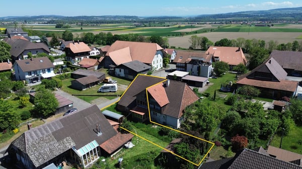 Bauernhausteil zum selber fertig ausbauen an ruhiger Lage mit schönem Garten. 2