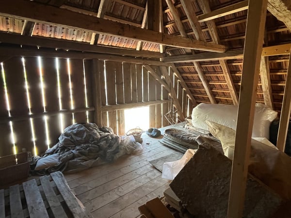 Bauernhausteil zum selber fertig ausbauen an ruhiger Lage mit schönem Garten. 18