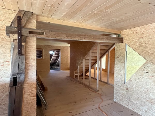 Bauernhausteil zum selber fertig ausbauen an ruhiger Lage mit schönem Garten. 15