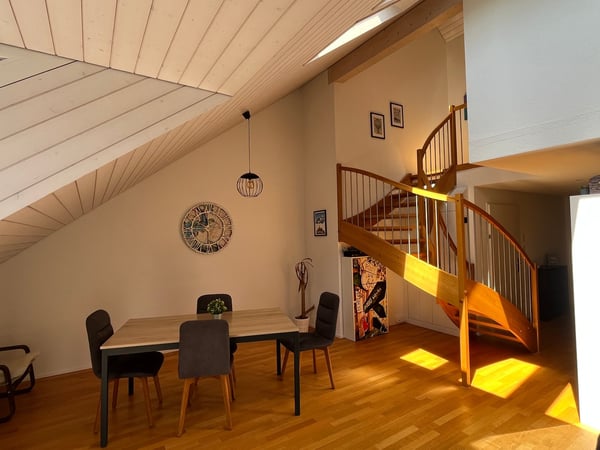 4.5-Zimmer-Maisonette-Wohnung mit viel Charme und grossem Balkon.