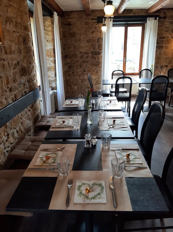 Bauernhaus mit 2 Wohnungen und Restaurant (mit weiteren Wohnungen ausbaubar). 44