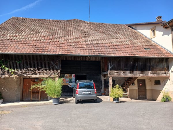 Bauernhaus mit 2 Wohnungen und Restaurant (mit weiteren Wohnungen ausbaubar). 39