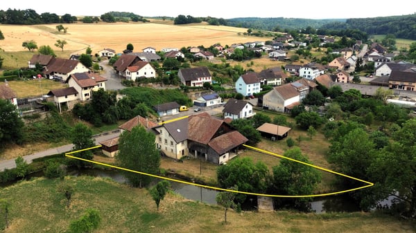 Bauernhaus mit 2 Wohnungen und Restaurant (mit weiteren Wohnungen ausbaubar).
