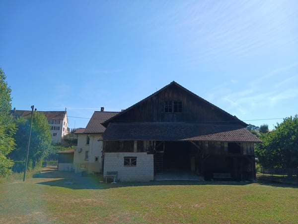 Bauernhaus mit 2 Wohnungen und Restaurant (mit weiteren Wohnungen ausbaubar). 40